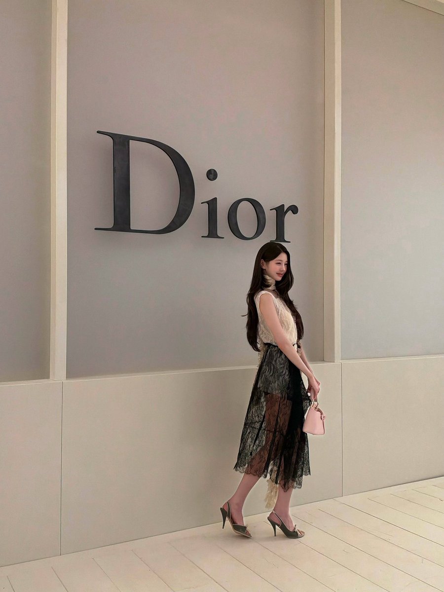 for_wonykh's tweet photo. Wonyoung walks into the spotlight, interpreting Dior’s style with pure radiance.

WONYOUNG IN DIOR
#WonyoungDiorSummer27
#JANGWONYOUNG
#WONYOUNG
#DiorSummer27 @Dior https://t.co/tp1C3haGFo