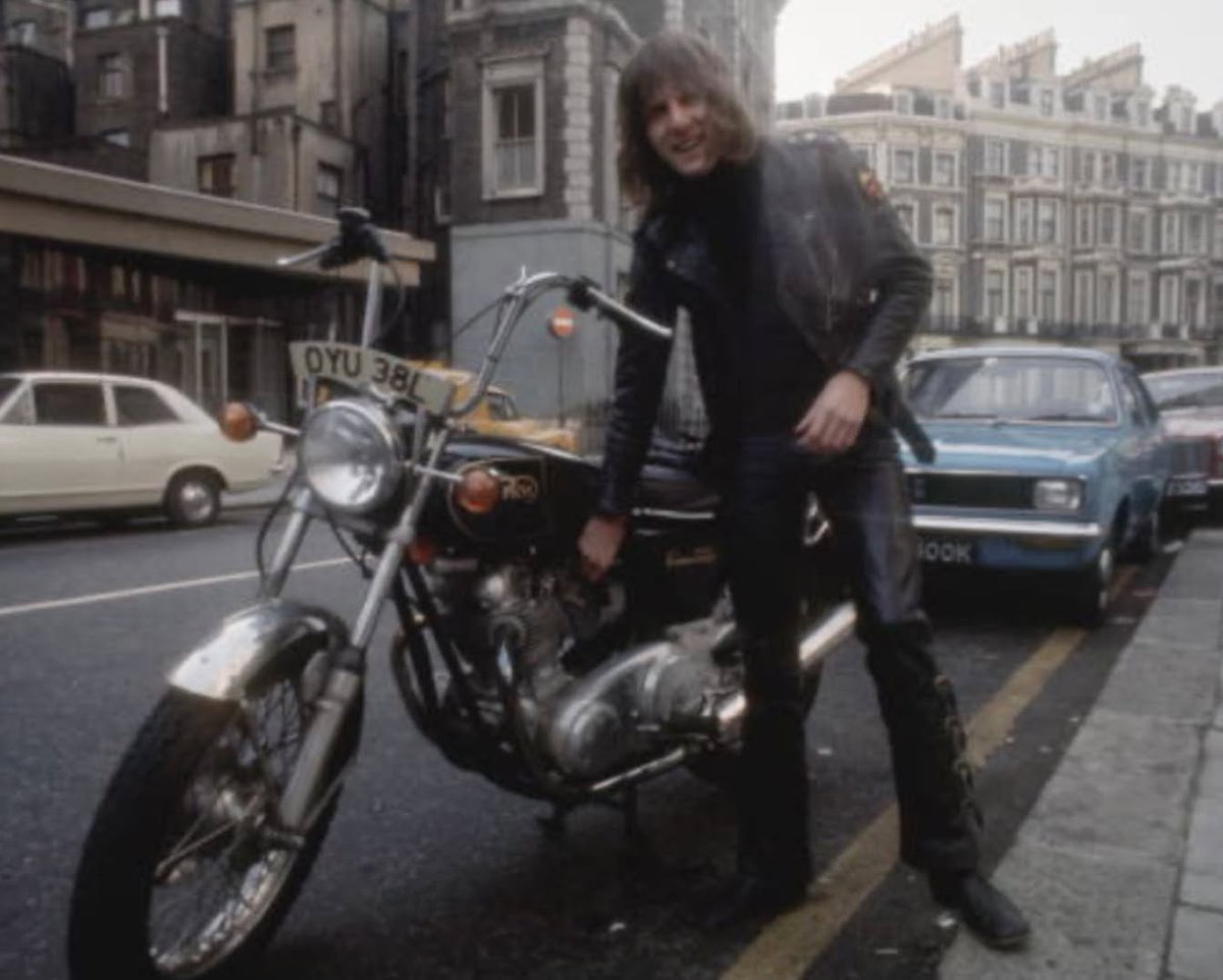 FilmsQuirky's tweet photo. #TakingABreakFromFilming  
Musician #KeithEmerson with his Norton motorcycle 🏍️  in London  (1973). https://t.co/sZJXwrlbvp