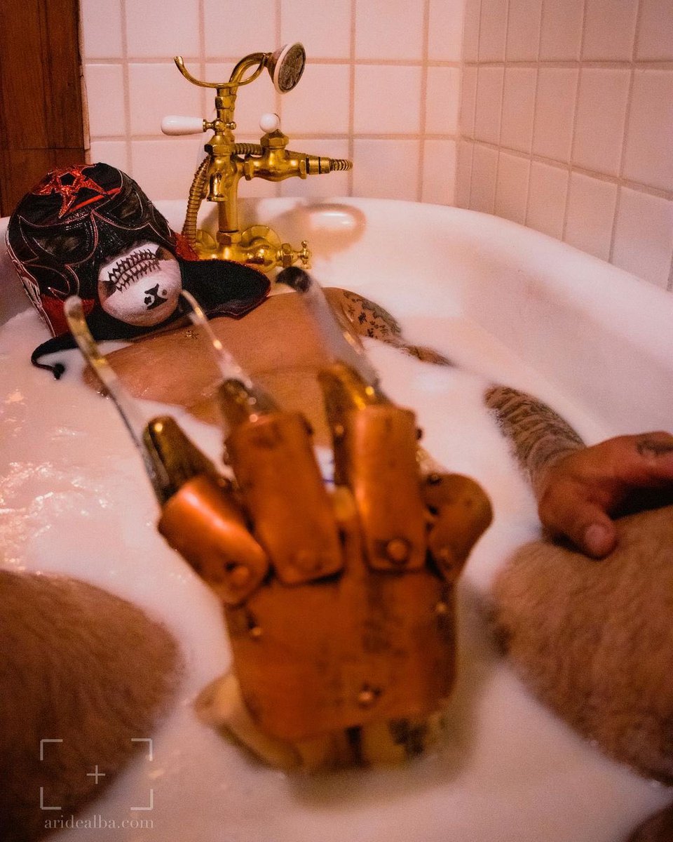 ungodlyrollins's tweet photo. happy 1st day of October 🎃 https://t.co/AJQjoBFiEa