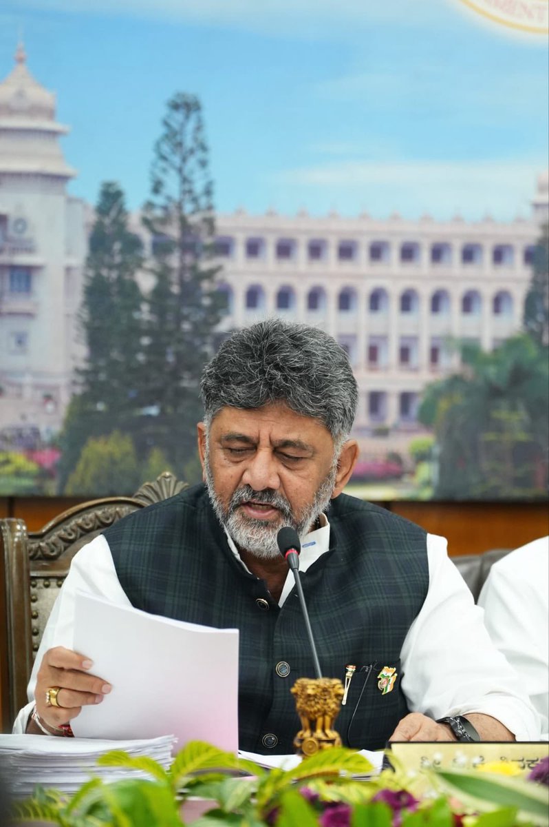 savedemocracyI's tweet photo. ब्रेकिंग न्यूज 🚨

बेलगावी SIR में ‘वोट चोरी’ एक बार फिर पकड़ी गई🔥

इस मामले को लेकर कर्नाटक के मुख्यमंत्री डीके शिवकुमार ख़ुद इलेक्शन कमीशन के ऑफिस में धरने पर बैठ गए हैं। 

दरअसल 22 सितंबर को बेलगावी के एक स्कूल में 198 Form-7 आवेदन जमा कराने का मामला सामने आया।

जिसमे दो लोग खुद को महानगर पालिका के चुनाव विभाग का कर्मचारी बताकर BLO सविता उपाध्याय के पास पहुंचे और मतदाता सूची से नाम हटाने की मांग की।

 BLO की जांच में बताया गया कि इन फॉर्मों में बड़ी संख्या में अल्पसंख्यक समुदाय के मतदाताओं के नाम थे। BLO ने ERO की अनुमति के बिना फॉर्म लेने से इनकार किया।

इसके बाद फोन पर एक व्यक्ति ने खुद को ERO बताकर फॉर्म स्वीकार करने और रसीद देने का निर्देश दिया।

सबसे चौंकाने वाली बात यह है कि इन 198 फॉर्मों में शिकायतकर्ता और उसके परिवार के सदस्यों के नाम भी हटाने की मांग की गई थी।

पूछताछ में दोनों युवकों ने महानगर पालिका से होने की बात से हटकर खुद को विजया हॉस्पिटल से जुड़ा बताया। 

शिकायत के अनुसार उन्होंने कहा कि उन्हें डॉ. रवि पाटिल ने भेजा था।

बाद में डॉ. रवि पाटिल 20–25 लोगों के साथ स्कूल पहुंचे और दोनों युवकों को अपने अस्पताल का कर्मचारी बताया।

मौके पर पहुंचे ERO उदयकुमार ने कथित तौर पर स्पष्ट किया कि दोनों व्यक्ति महानगर पालिका के चुनाव कर्मचारी नहीं थे।

शिकायतकर्ता का आरोप है कि मुस्लिम मतदाताओं के नाम चुन-चुनकर हटाने की कोशिश की जा रही थी।

मुख्यमंत्री डीके शिवकुमार ने प्रेस कॉन्फ़्रेंस करके इस मामले को उठाया था और चुनाव आयोग को एक्सपोज़ किया था। 

जांच होनी चाहिए कि 198 Form-7 किसने तैयार करवाए? ERO बनकर फोन किसने किया? और मतदाताओं के नाम हटाने के पीछे असली मकसद क्या था?