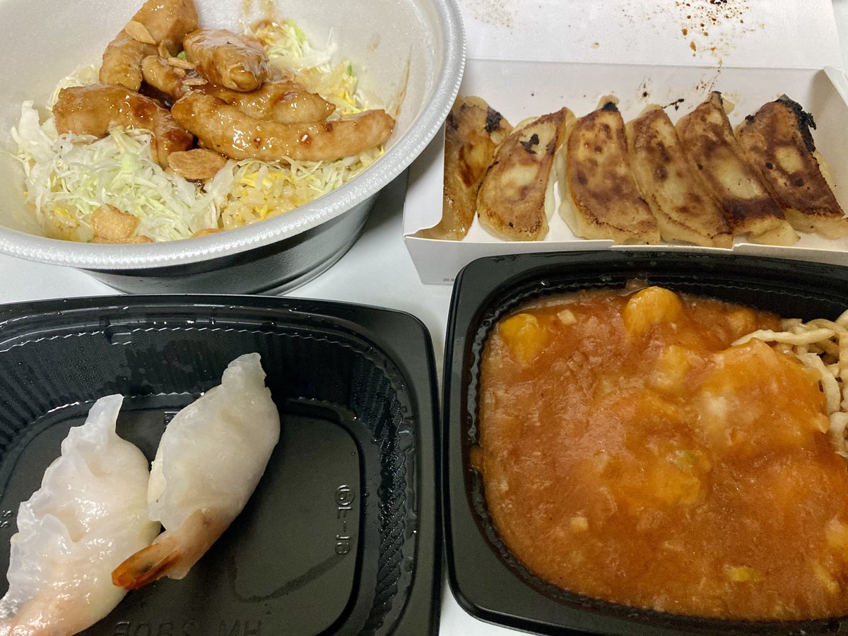 cerise_620's tweet photo. ありがとうございました！

配信の最後に欲望のままに頼んだとんでもねぇ量のバーミヤン届きました🥟🥟
明日の夜まで分けて食べてそうです( ᐛ ) https://t.co/7RaxYvchBQ