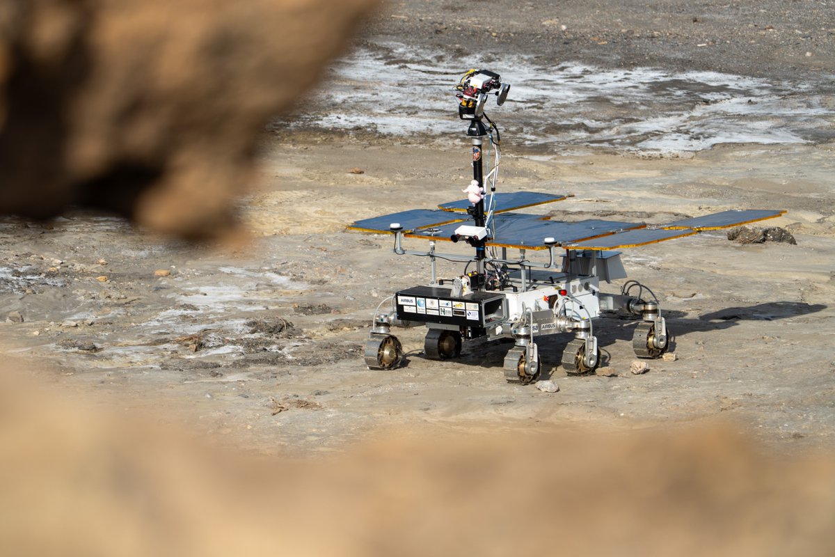 AirbusSpace's tweet photo. Is there evidence of ancient life on Mars? 🌌
To answer one of humanity's biggest questions, we must test for the extreme.
We are in the Tabernas desert in Spain with @esa conducting field trials for the Rosalind Franklin #ExoMars rover, built by #Airbus. 
The objective: train the scientists and mission operators while validating that the prototype rover executes every command with precision.🎯🔴
📍 Tabernas, Andalusia, Spain