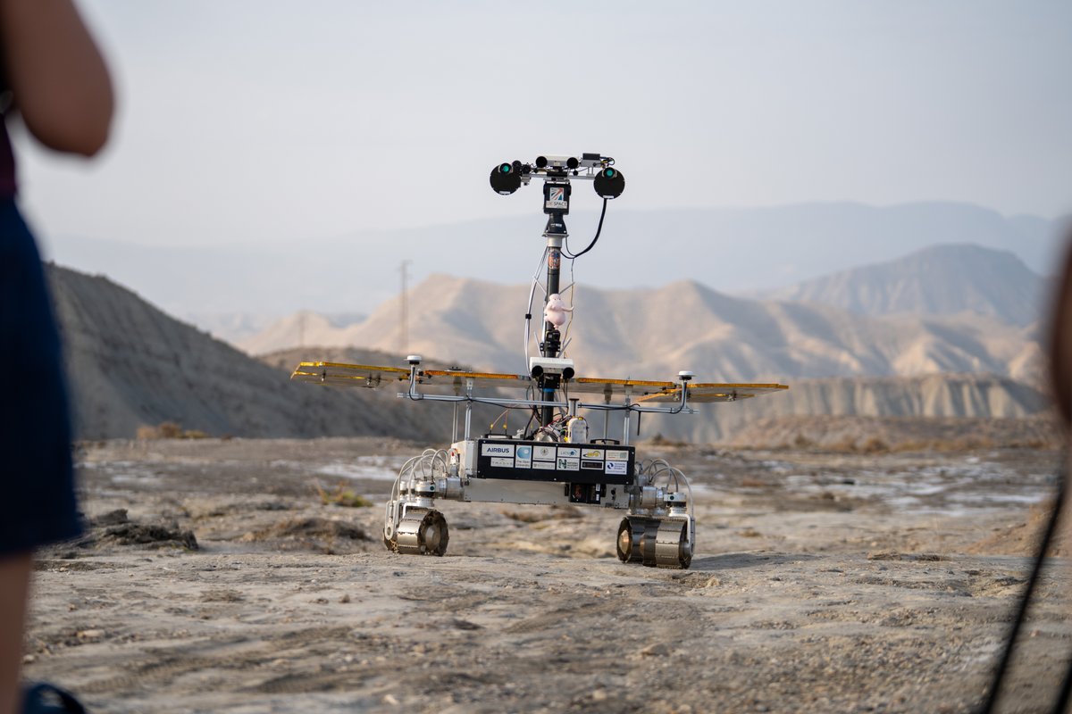 AirbusSpace's tweet photo. Is there evidence of ancient life on Mars? 🌌
To answer one of humanity's biggest questions, we must test for the extreme.
We are in the Tabernas desert in Spain with @esa conducting field trials for the Rosalind Franklin #ExoMars rover, built by #Airbus. 
The objective: train the scientists and mission operators while validating that the prototype rover executes every command with precision.🎯🔴
📍 Tabernas, Andalusia, Spain