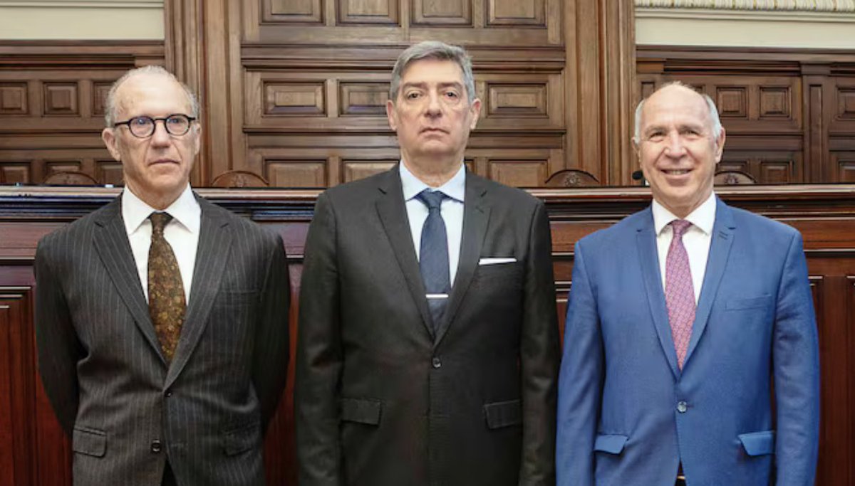 fedegvazquez's tweet photo. Cualquier posibilidad de éxito un gobierno futuro que venga con ganas de cambiar cosas importantes, tiene que tener ANTES un acumulado social donde quede cuestionado este honorable trío. Eso, antes que cualquier "jugada maestra", sería lo más parecido a una estrategia de poder. https://t.co/ESxf5dvlqb