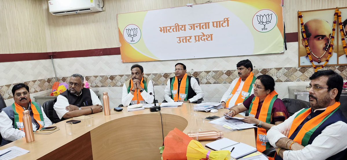IJAGDISHPATEL's tweet photo. लखनऊ स्थित भारतीय जनता पार्टी के प्रदेश कार्यालय में राष्ट्रीय महामंत्री एवं उत्तर प्रदेश के प्रभारी आदरणीय श्री @TawdeVinod जी की अध्यक्षता में आयोजित संगठनात्मक बैठक में उपस्थित रहा।

बैठक में प्रदेश सह-प्रभारियों, सभी क्षेत्रीय अध्यक्षों एवं क्षेत्रीय प्रभारियों के साथ संगठनात्मक कार्ययोजना, आगामी कार्यक्रमों की रूपरेखा तथा उनके प्रभावी क्रियान्वयन को लेकर विस्तृत चर्चा हुई।

इस अवसर पर भाजपा उत्तर प्रदेश के प्रदेश अध्यक्ष श्री पंकज चौधरी जी एवं प्रदेश महामंत्री (संगठन) श्री धर्मपाल सिंह जी की गरिमामयी उपस्थिति रही।