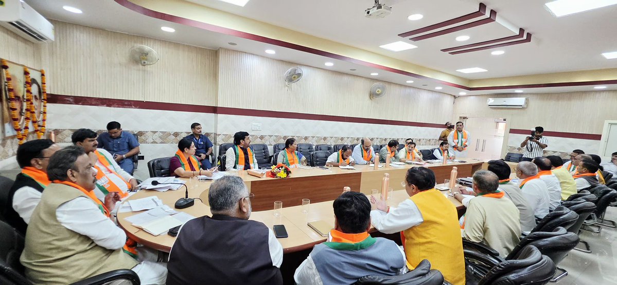 IJAGDISHPATEL's tweet photo. लखनऊ स्थित भारतीय जनता पार्टी के प्रदेश कार्यालय में राष्ट्रीय महामंत्री एवं उत्तर प्रदेश के प्रभारी आदरणीय श्री @TawdeVinod जी की अध्यक्षता में आयोजित संगठनात्मक बैठक में उपस्थित रहा।

बैठक में प्रदेश सह-प्रभारियों, सभी क्षेत्रीय अध्यक्षों एवं क्षेत्रीय प्रभारियों के साथ संगठनात्मक कार्ययोजना, आगामी कार्यक्रमों की रूपरेखा तथा उनके प्रभावी क्रियान्वयन को लेकर विस्तृत चर्चा हुई।

इस अवसर पर भाजपा उत्तर प्रदेश के प्रदेश अध्यक्ष श्री पंकज चौधरी जी एवं प्रदेश महामंत्री (संगठन) श्री धर्मपाल सिंह जी की गरिमामयी उपस्थिति रही।