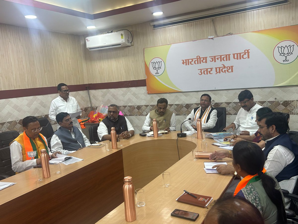 IJAGDISHPATEL's tweet photo. लखनऊ स्थित भारतीय जनता पार्टी के प्रदेश कार्यालय में राष्ट्रीय महामंत्री एवं उत्तर प्रदेश के प्रभारी आदरणीय श्री @TawdeVinod जी की अध्यक्षता में आयोजित संगठनात्मक बैठक में उपस्थित रहा।

बैठक में प्रदेश सह-प्रभारियों, सभी क्षेत्रीय अध्यक्षों एवं क्षेत्रीय प्रभारियों के साथ संगठनात्मक कार्ययोजना, आगामी कार्यक्रमों की रूपरेखा तथा उनके प्रभावी क्रियान्वयन को लेकर विस्तृत चर्चा हुई।

इस अवसर पर भाजपा उत्तर प्रदेश के प्रदेश अध्यक्ष श्री पंकज चौधरी जी एवं प्रदेश महामंत्री (संगठन) श्री धर्मपाल सिंह जी की गरिमामयी उपस्थिति रही।
