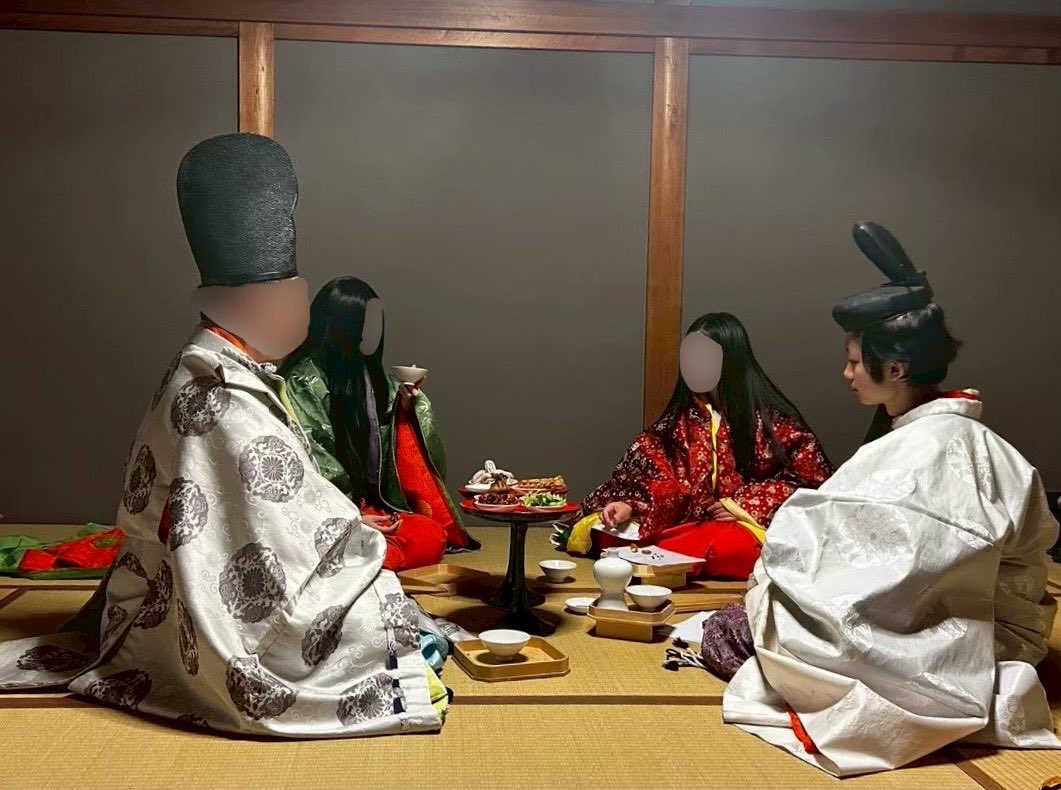 itimegasa's tweet photo. 平安時代神無月年中行事
10月5日
残菊宴
宮中にて催された酒宴であり、重陽の節句の１ヶ月後に行われました。始まりは大宰府八幡宮にて康保元年（964年）に小野好古が、菊を愛した菅原道真公を偲んで始めたと伝えられています。又、大宰府の官人たちによって宮廷行事が再現され、曲水宴、残菊宴、内宴 https://t.co/sjzKBgtjuS