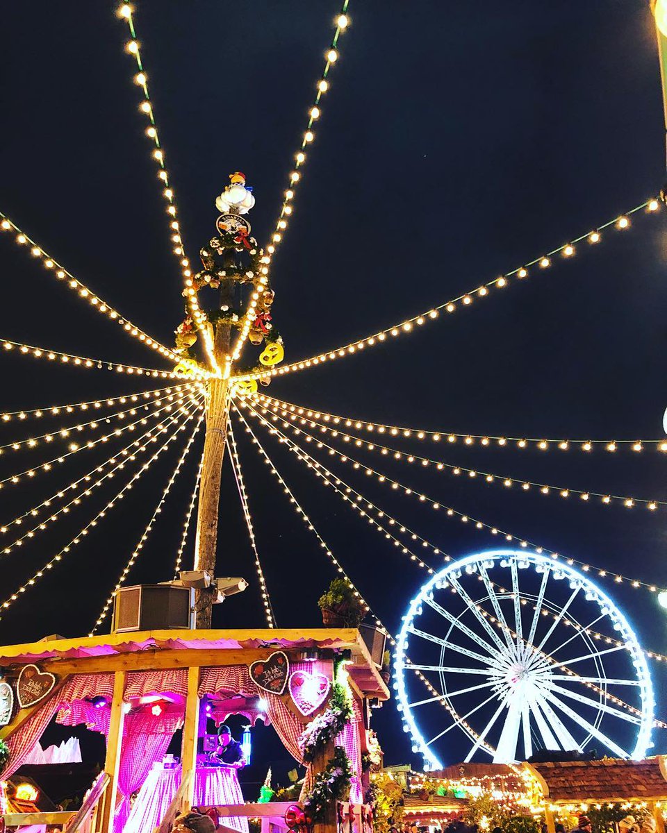 aleliruiz's tweet photo. 🎡 #winterwonderland #lights #wheel #barvarianvillage #babyitscoldoutside #cold #winter #london https://t.co/LkoDtVzbgb