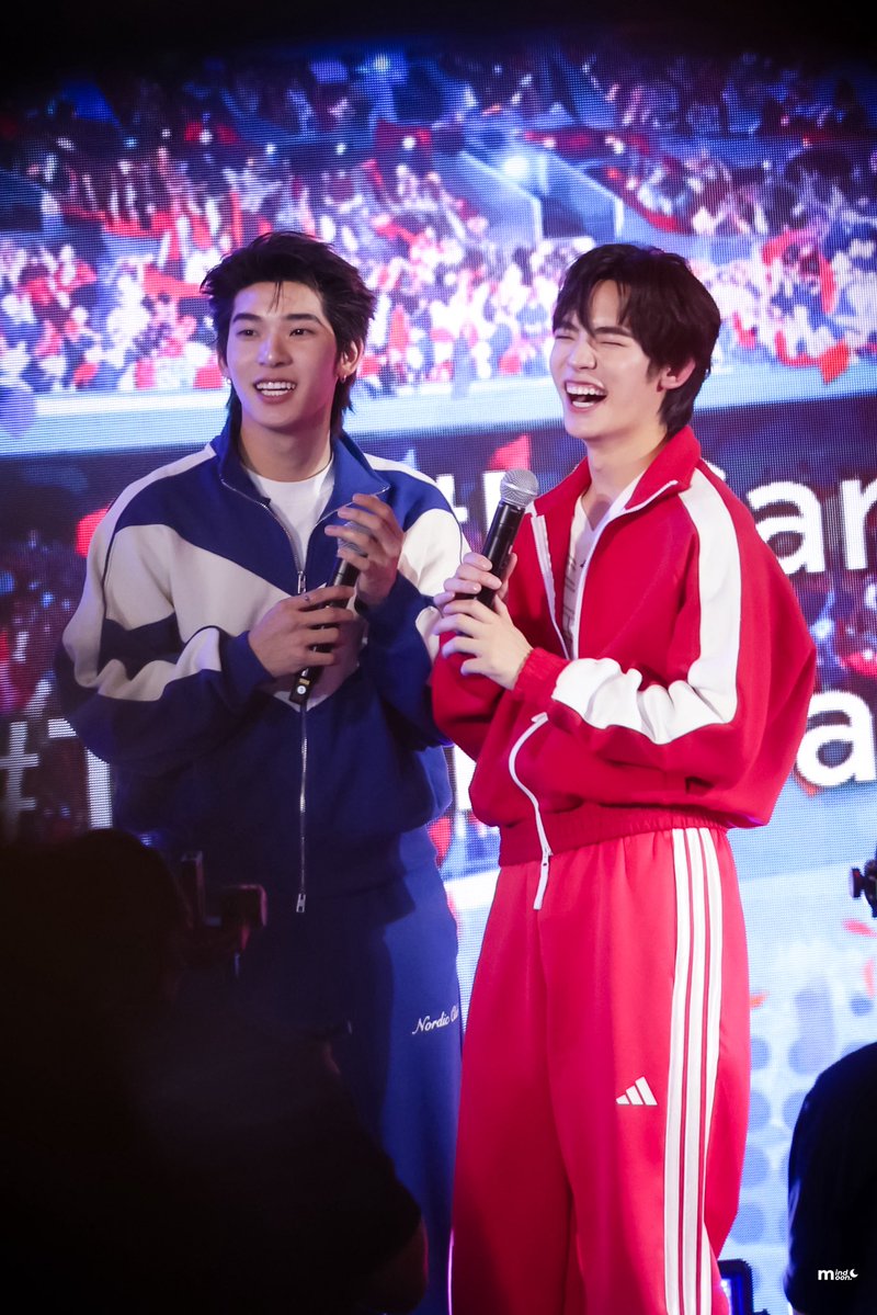 MindMoon_17's tweet photo. หัวหน้าทีมเอิ้กอ้ากมาก 😄

TTP AT THE MALL LIFESTORE    

#TheMallBangkapiXTeeteePor
#PorSuppakarn #twnpich https://t.co/bm1Sb1UyuD