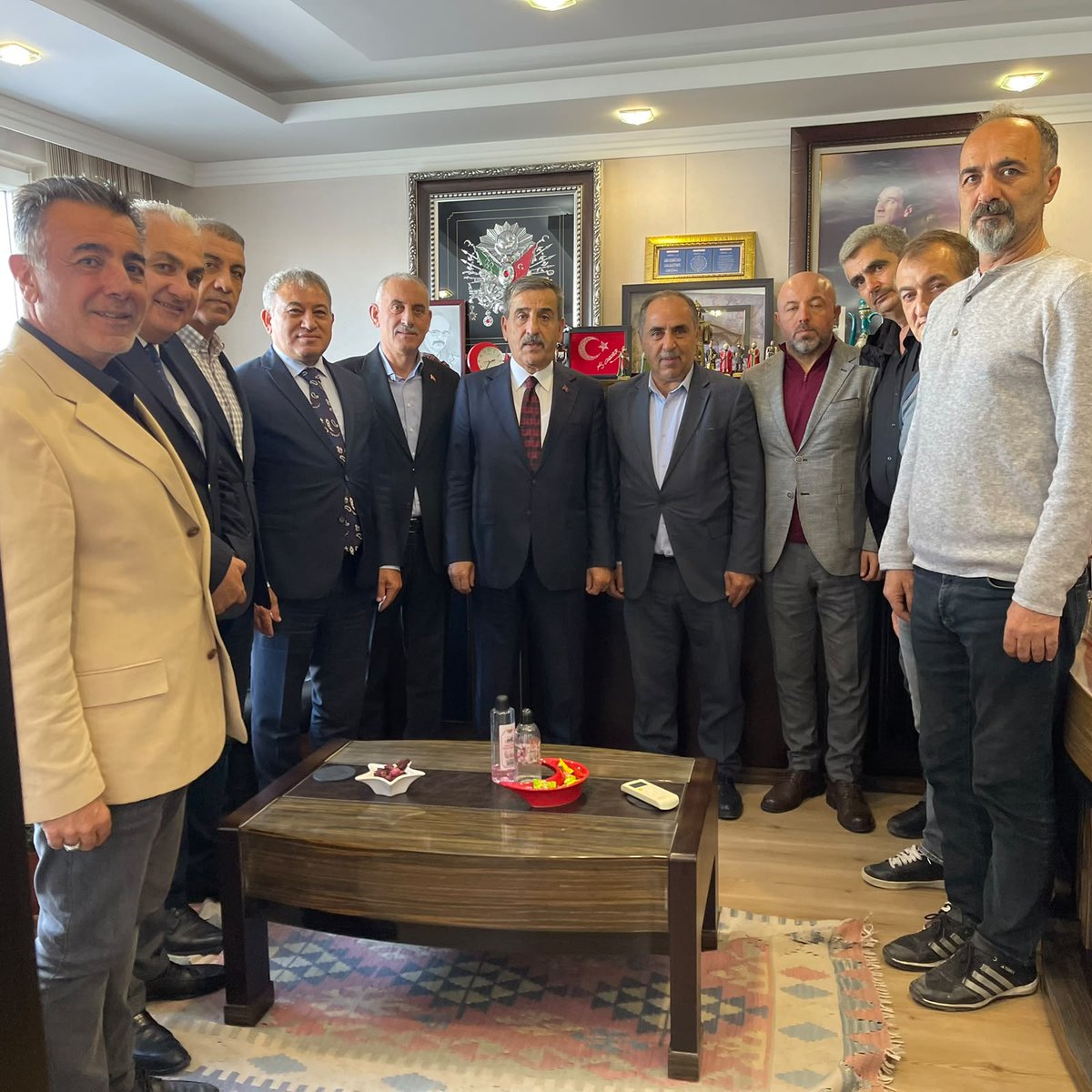 OnderKahveci's tweet photo. Türk Sağlık-Sen Ankara şubelerimizi ziyaret ederek saha çalışmalarına yönelik planlama yapan şube başkanlarımız ve yöneticilerimizle bir araya geldik.

Sahanın önemi, sahada olmanın sonuçları  ve sendikal mücadelemizi her bir çalışanımıza anlatmanın gerekliliği üzerine hasbihal ettik.

Ankara şubelerimiz nezdinde tüm teşkilat mensuplarımıza çalışmalarında başarı ve kolaylıklar diliyorum.