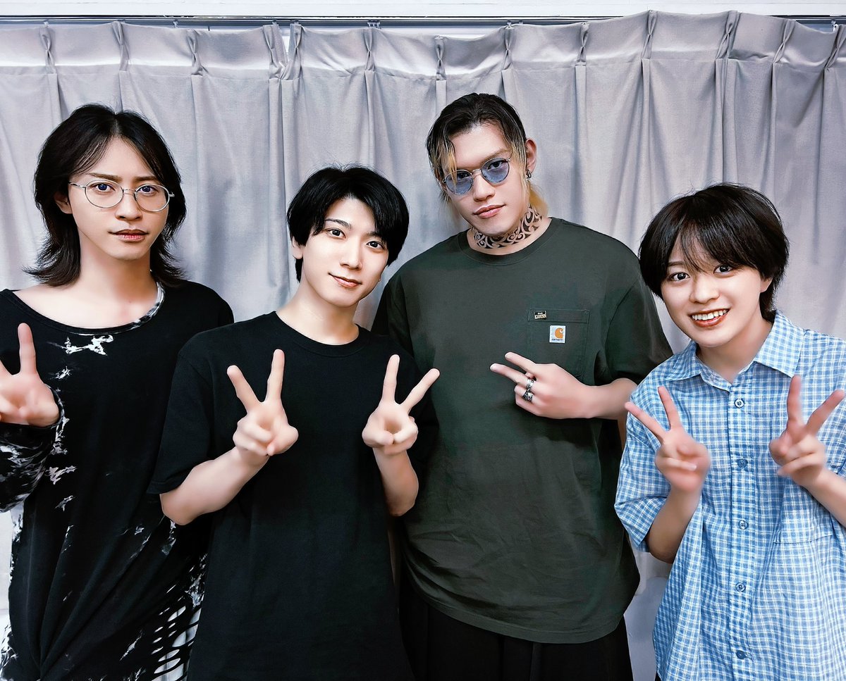 sho_arai555's tweet photo. 【初めて会った時の写真】
チームってのは不思議なもんで、もう何年も
一緒にいるような安心を感じています

╋━━━━ 🔥
　『Paradox Live on Stage
　　-Road to Legend- "RAGE"』
　　　　　　　　　🔥 ━━━━╋

俺たちが＿🚨《獄Luck》
この四人、強いぜ。

#パラステRtL  #パラライ https://t.co/il260dkk4r