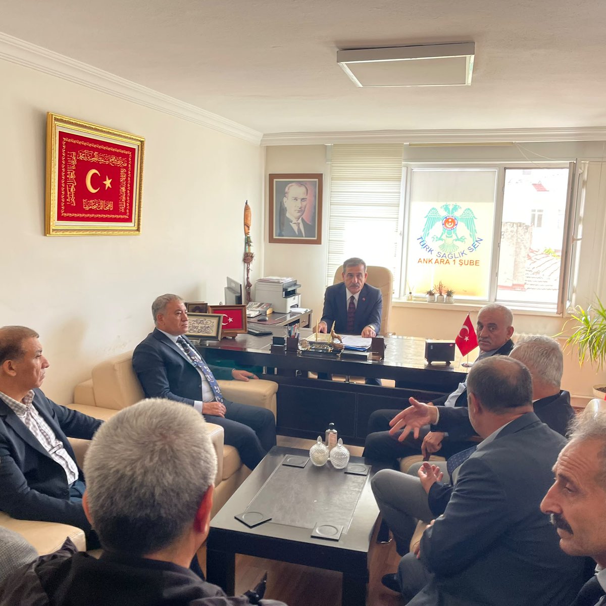OnderKahveci's tweet photo. Türk Sağlık-Sen Ankara şubelerimizi ziyaret ederek saha çalışmalarına yönelik planlama yapan şube başkanlarımız ve yöneticilerimizle bir araya geldik.

Sahanın önemi, sahada olmanın sonuçları  ve sendikal mücadelemizi her bir çalışanımıza anlatmanın gerekliliği üzerine hasbihal ettik.

Ankara şubelerimiz nezdinde tüm teşkilat mensuplarımıza çalışmalarında başarı ve kolaylıklar diliyorum.