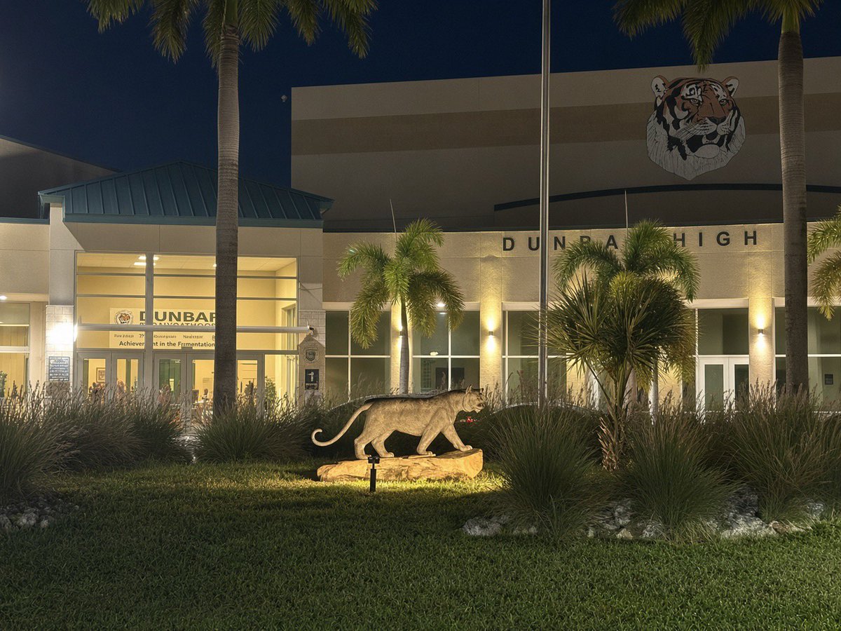 EdMathews's tweet photo. Student success occurs every day at Dunbar High School. 

Let’s have a great Thursday. #TigerPride https://t.co/g1n9tQOcEp