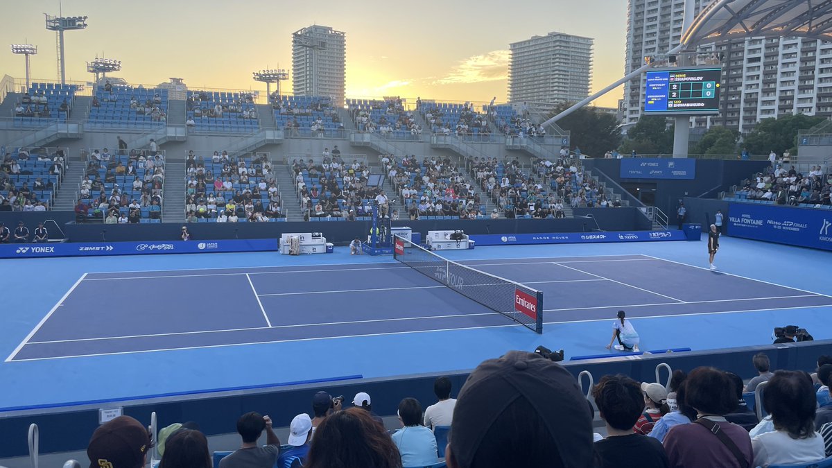 mikideci's tweet photo. さすがに疲れたので休憩しようと思ったら日陰でゆっくりできるところがなくて、そのままショーコートの島袋vsシャポバロフを観戦することに。
今年はまた下段の席もコロシアムチケットで座れるようになったから、前の方へ。高速ラリーが多くて見てて楽しかった！（島袋選手が写ってない💦） https://t.co/RiLaHdU0Dr