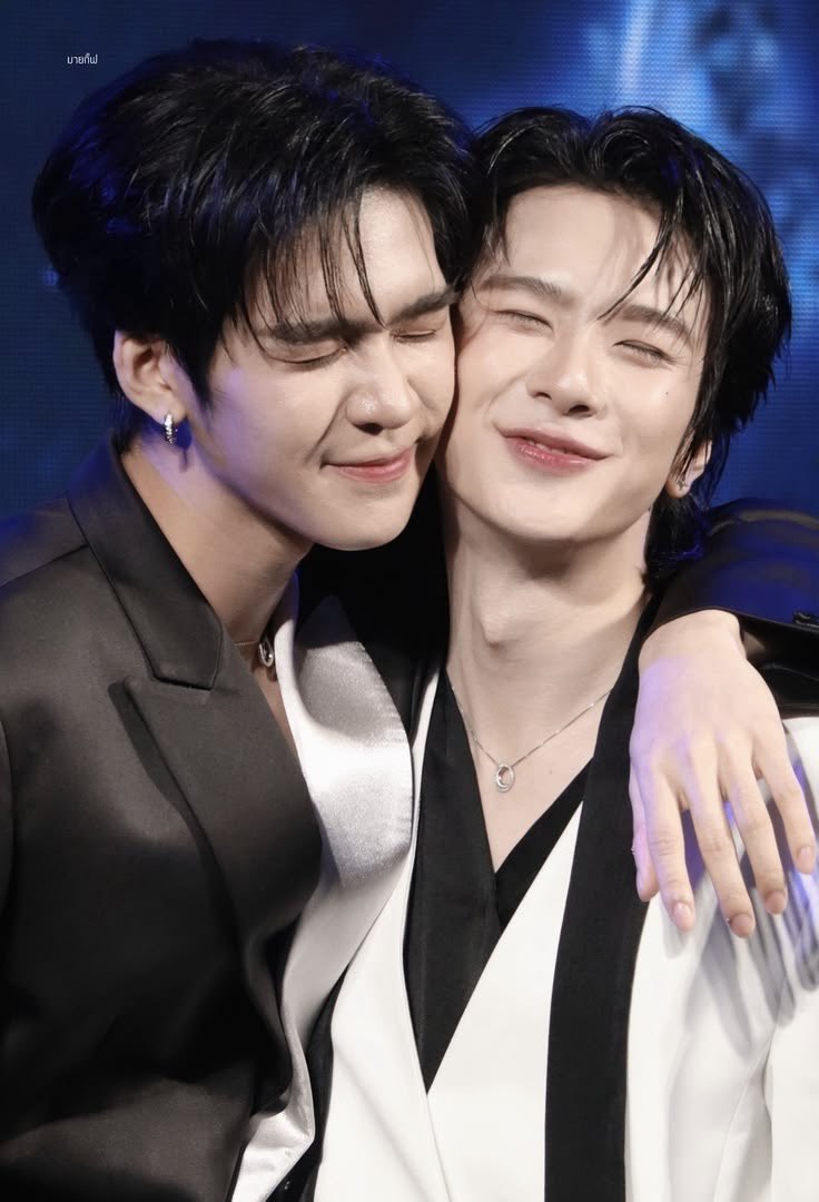 zhluvia's tweet photo. i love how auausave close their eyes whenever they do cheekies 😣 https://t.co/g9UrkggZPF