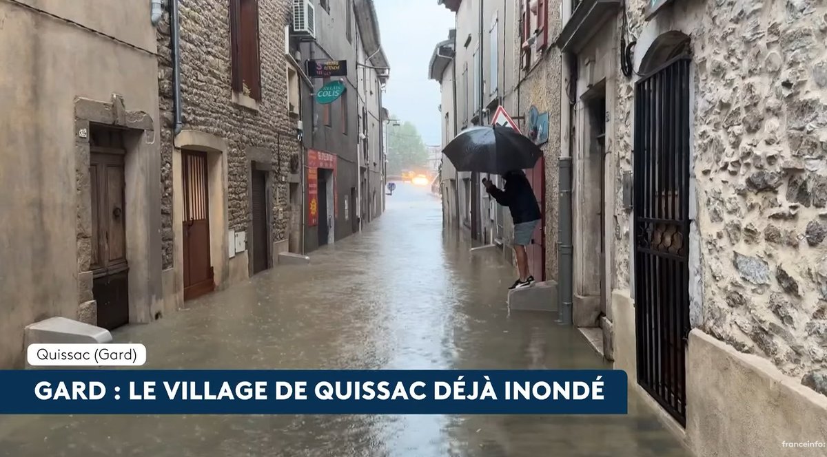 Mediasinfos's tweet photo. Le Sud de la France fait face à des intempéries d’une rare intensité. Regardez les images impressionnantes de la chaîne Franceinfo sur notre site ici: https://t.co/Tkj5jhCbNF https://t.co/7ZCrrTIYPo