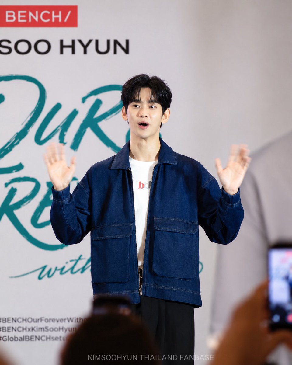 Kimsoohyun_TH's tweet photo. Today, I’ll post as many press conference photos as I can 😙

Tomorrow, let’s share positive energy with Kim Soo Hyun and all the fans at the fan meeting 🫶🏻

See you tomorrow @benchtm 

 #BENCHOurForeverWithYou⁠  
 ⁠#BENCHxKimSooHyun⁠
 #KimSooHyunInManila 
#คิมซูฮยอน https://t.co/xVnGvZVQ4m