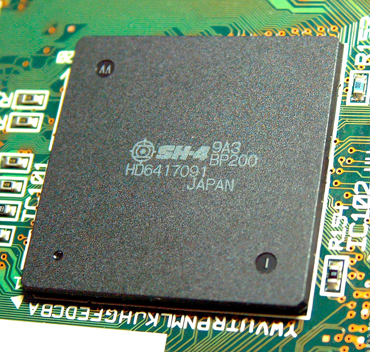 joho_no_todai's tweet photo. カシオの関数電卓に入っているCPU、Linuxカーネルに対応パッチが投稿された。
https://t.co/zg11CrvqFN

ルネサスSH7305。118MHz、RAM8MB、FPUなし。

スマートフォンの1000分の1のメモリしかないチップにLinuxを載せようとしている。

2026年のカーネルではLLMのバグ報告を受けて古いドライバが13万行以上削除されている。

そのなかで逆方向に進む16行。

違いはメンテナーがいるかいないか、その一点。