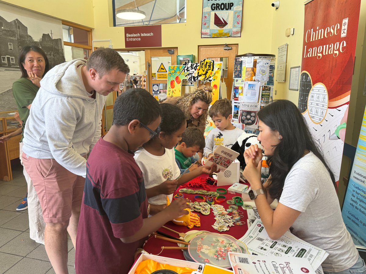 ConfuciusInst13's tweet photo. 🌕🏮 Thank you to everyone who joined our Mid-Autumn Festival celebration at Westside Library! From mooncakes and calligraphy to lantern making and Hanfu experiences, it was a fantastic day of culture, creativity and community. ✨🐇
#MidAutumnFestival #UniversityOfGalway https://t.co/UqwrCM5TIt