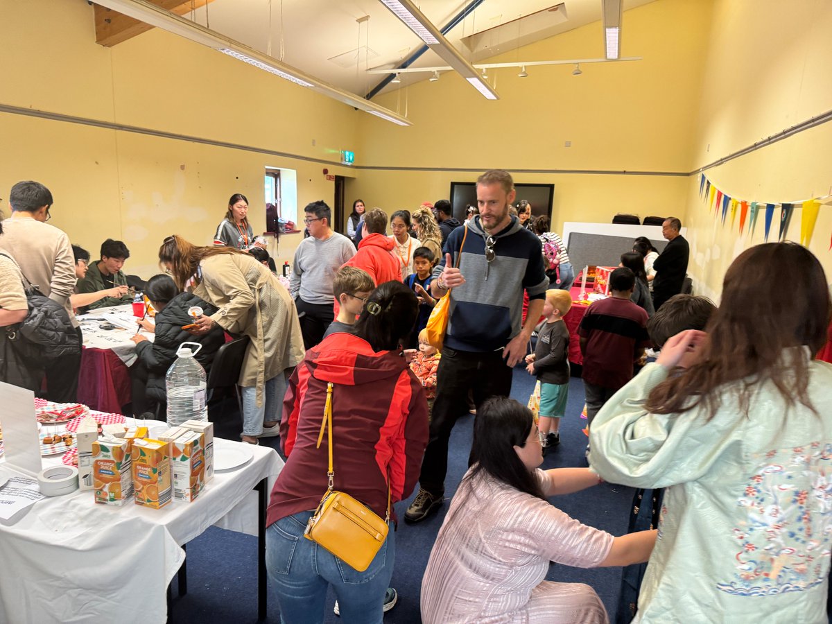 ConfuciusInst13's tweet photo. 🌕🏮 Thank you to everyone who joined our Mid-Autumn Festival celebration at Westside Library! From mooncakes and calligraphy to lantern making and Hanfu experiences, it was a fantastic day of culture, creativity and community. ✨🐇
#MidAutumnFestival #UniversityOfGalway https://t.co/UqwrCM5TIt