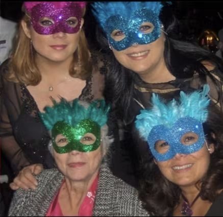 KatyPinto43223's tweet photo. Cuatro mujeres, una misma raíz y un amor que ni el tiempo consigue separar. ❤️
Hay lazos que no conocen la ausencia: permanecen para siempre en la memoria, en el corazón y en todo lo que somos. ✨
Y, seamos sinceros… excelente ADN. 😉❤️
#victoriaRuffo #Gabyruffo #MadreYHijas https://t.co/TXuLRoU4c5