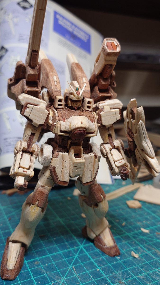 MHeihati's tweet photo. Don`t stop carry on！
木製 セカンドＶ開発計画@その38

今日は帰宅が遅くなったのと艦船模型合同展示会の用意のため作業はほんの少し！
サイドスカートの装甲を少しだけつけました。ぼつぼつ放置してる足首周りの整理もしないとです〜 https://t.co/h09sgqQTiN