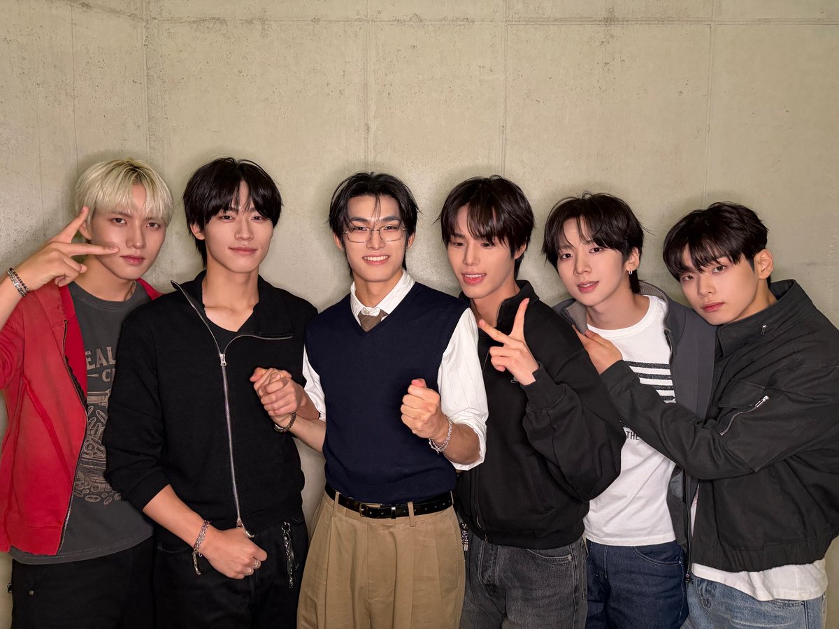 82MAJOR_231011's tweet photo. [📷]
#에이티투데이_261001

누구보다 빠른 10월의 에투메 선점ෆ

#82MAJOR #82메이저 #에이티투메이저
#HEAT #Like_Fire https://t.co/vulM1xhSnJ