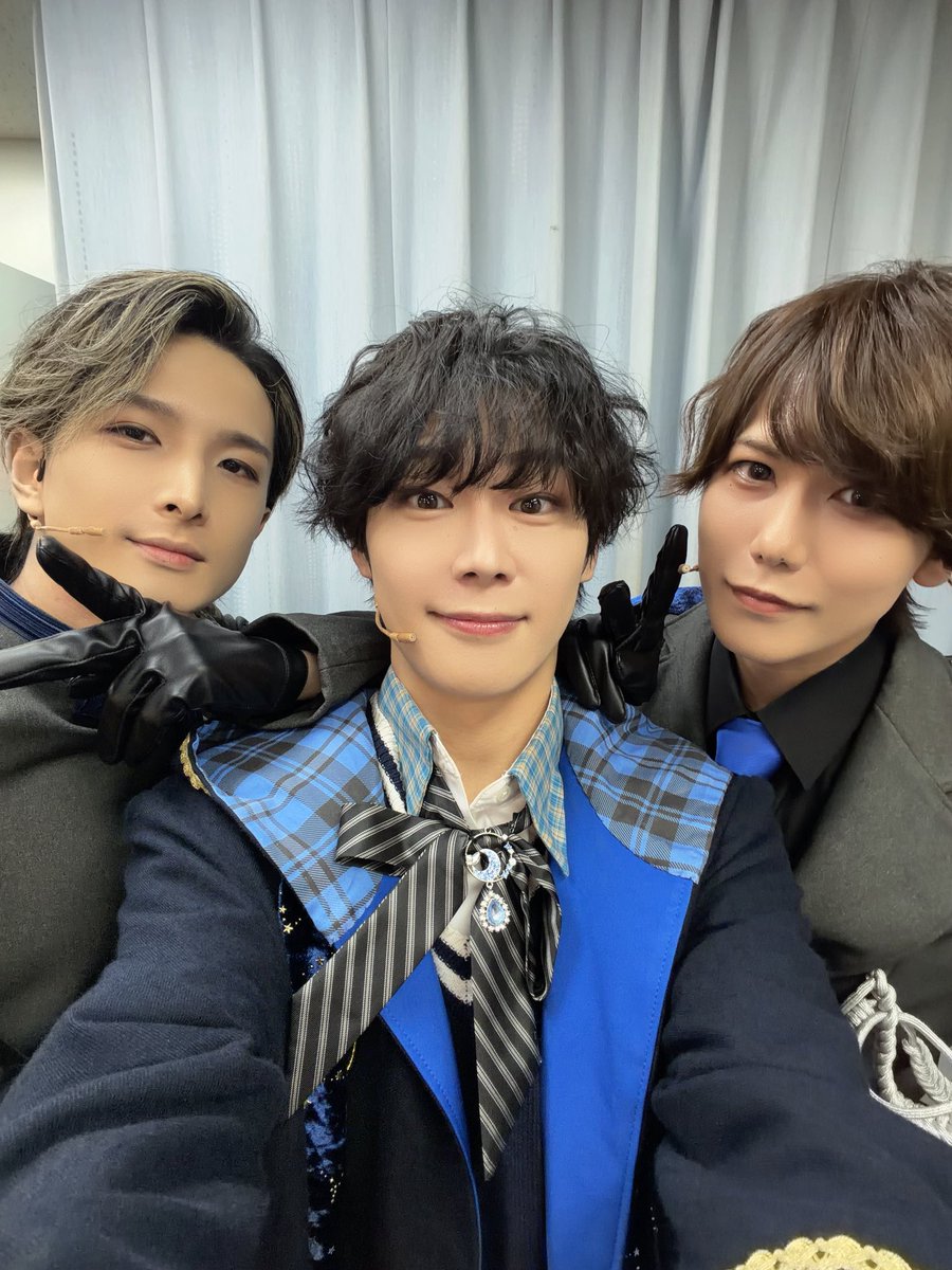 tomoya_isihara's tweet photo. #レタステ 2公演目🎨
本日もお手紙が届いてました!! 
拝啓 親愛なる魔法使いのあなたへから始まって みんなで歌って踊って 
そしてペンライトが綺麗で！！！
笑顔がこぼれました☺️
明日から２公演続きます！
最後まで頑張るぞっー！！

・魔法省のお2人
りょうさんと初写真撮れた✨️
お二人と芝居するのが楽しくてしかたないです!