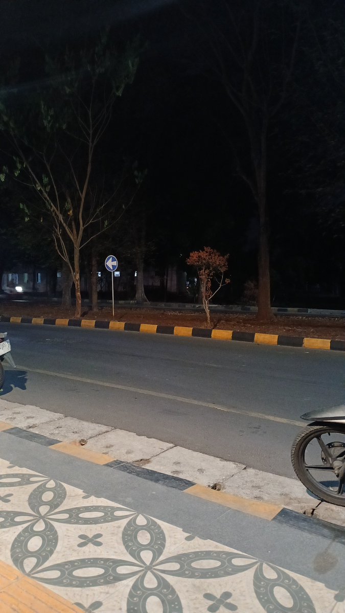 kemayoune's tweet photo. malam malam ke kampus kayak orang galau jir https://t.co/M3wvvvz7pi