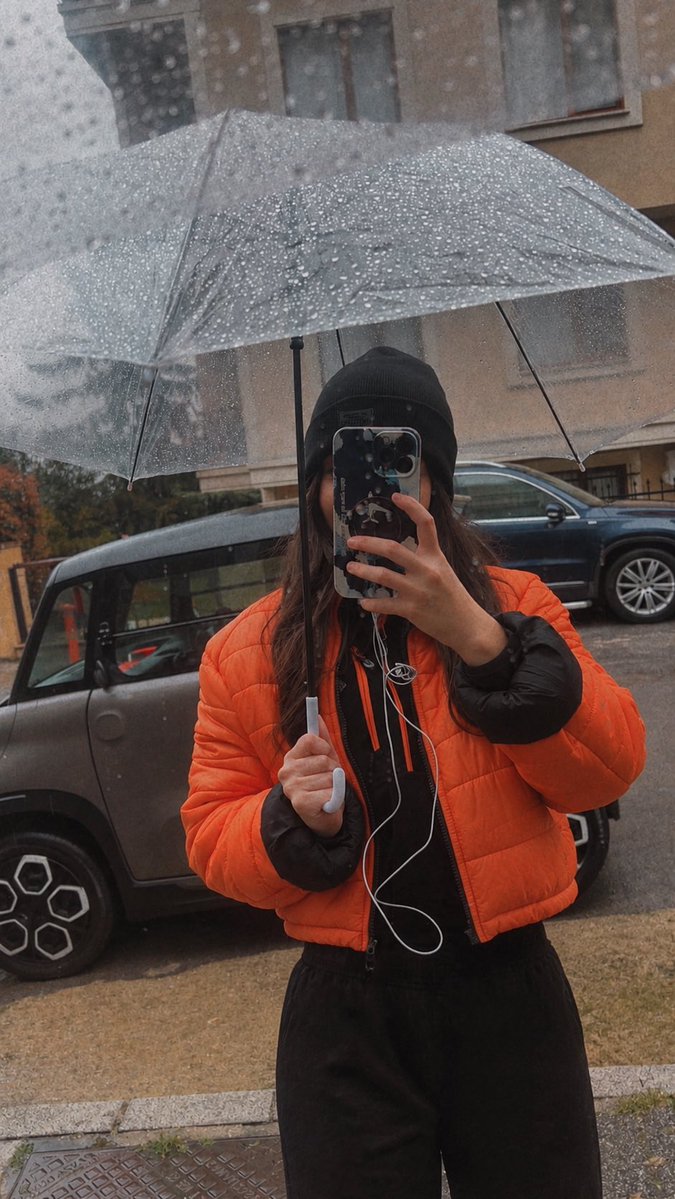zeyyneply's tweet photo. Panik prensesliğim ve yedi ataklarını 
turuncu montumla yağmurda gezerek asarım 🫰🧡🥲 https://t.co/1cbsvd3e5h