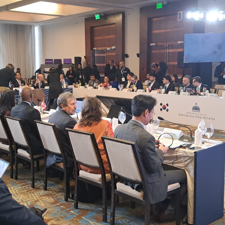 agesic's tweet photo. La directora ejecutiva de Agesic, Cristina Zubillaga, y el director general de @compresidencia, Diego Pastorin, presentes en la Reunión Ministerial de @redgealc. Una instancia de cooperación regional sobre #GobiernoDigital que convoca a autoridades de América Latina y el Caribe. https://t.co/mXwgqzZyw1