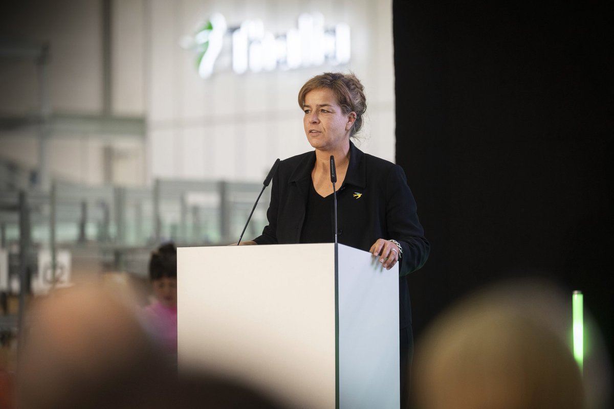 WirtschaftNRW's tweet photo. Ministerin @MonaNeubaur: „Wo früher Kohle gefördert wurde, gehen heute Bücher auf die Reise: in Buchhandlungen &amp; Wohnzimmer weit über das Ruhrgebiet hinaus. Das ist nicht nur ein klares Bekenntnis zum Wirtschaftsstandort NRW, das schafft sichere Jobs und Wohlstand in der Region.“ https://t.co/yCsWMOMKVU