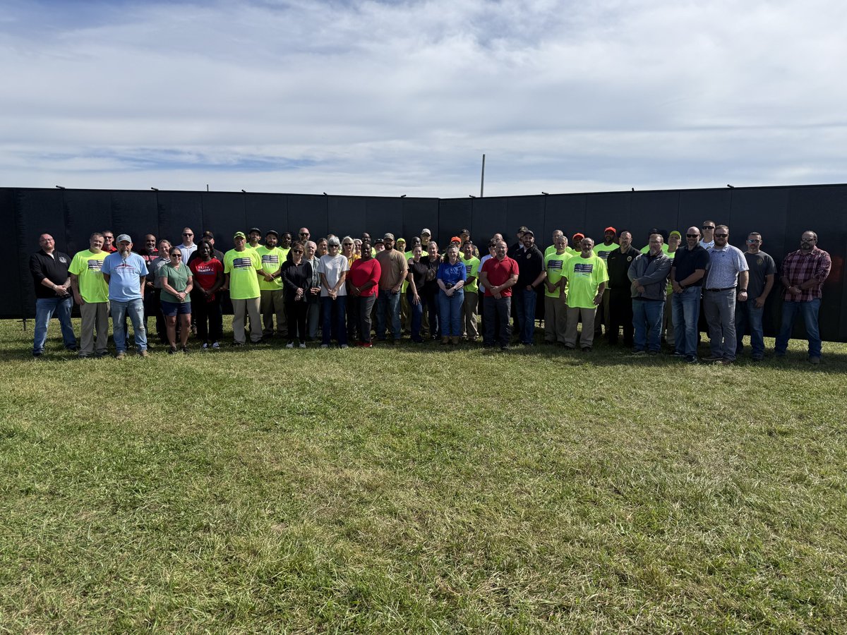 VVMF's tweet photo. Thanks to Belmont Correctional Institution staff and incarcerated persons, The Wall That Heals is set up and welcoming visitors in St. Clairsville, Ohio. Thank you, volunteers! 

The Wall That Heals in St. Clairsville, Ohio is open around the clock until Sunday at 2pm. Visit https://t.co/7U9LVRVt0V for more information.