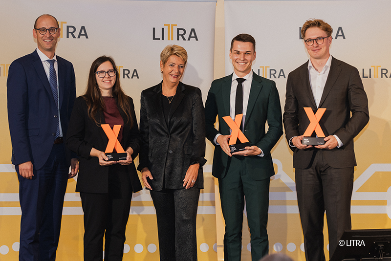 info_mobilitaet's tweet photo. 🏆 Drei Arbeiten, drei Perspektiven auf den öV.

Bundesrätin Karin Keller-Sutter @efd_dff ehrt Nico Wyss, Jakob Luca Deutschel und Nikolett Seben mit dem #PrixLITRA 2026 – für herausragende Hochschularbeiten.

👉 https://t.co/5aBl1HIzDQ https://t.co/bG6o2Rxnh2