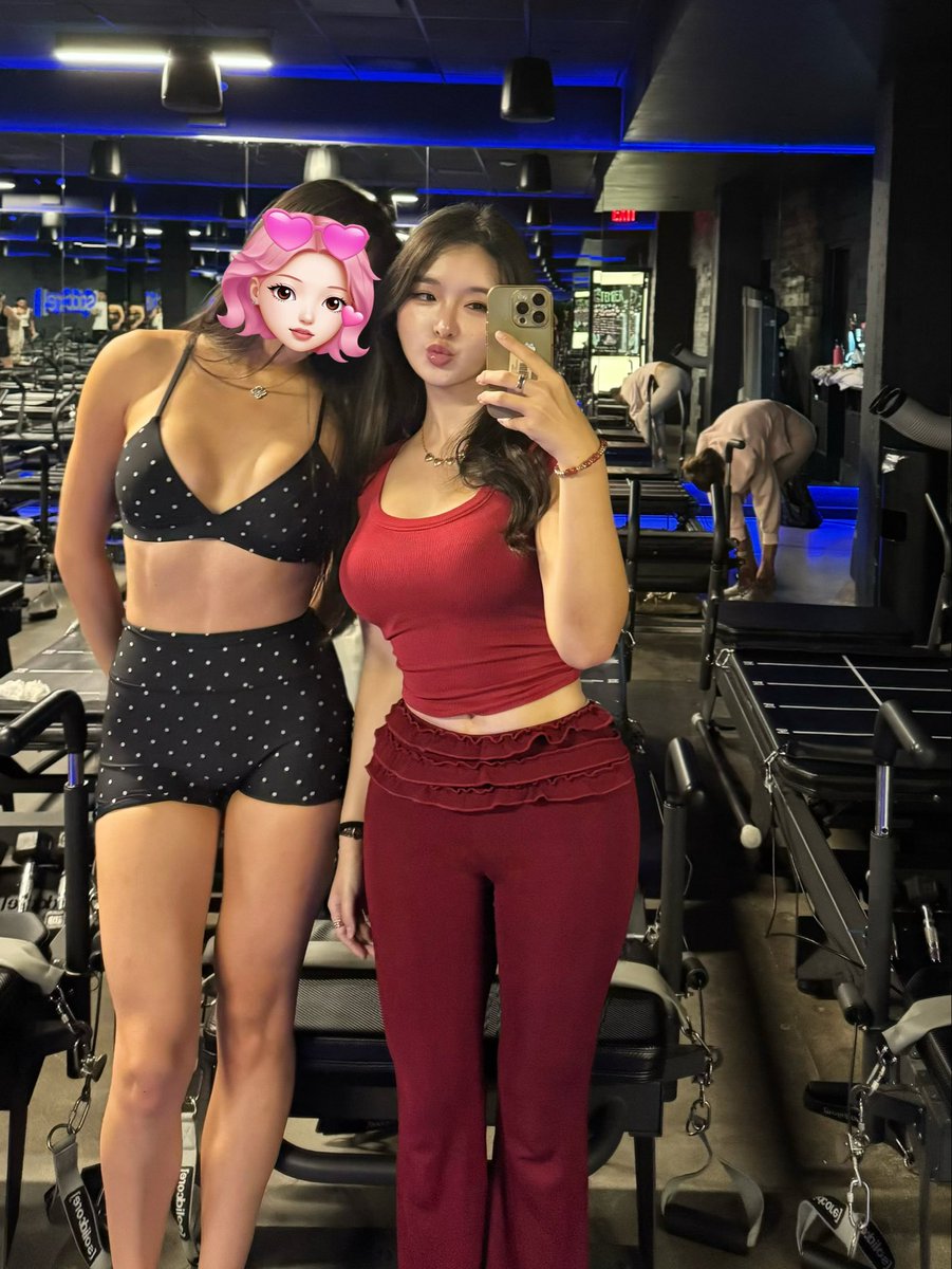 DarcyAsks's tweet photo. too many friends in nyc to hang out with on a short trip, i’m actually dead

random thought: next time i should just throw a 100+ person party and get a few brands to sponsor it

trust me, all my friends are crazy hot https://t.co/TkSFHFtwYb