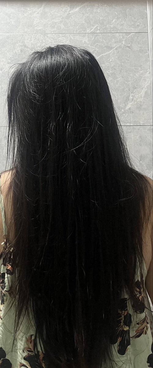 joiey08ui's tweet photo. 现在的头发长度到腰了，这段时间突然很想剪成短发，但我已经十年没剪过那么短了，这期间最短也是及肩的。 https://t.co/rECkpEamF9