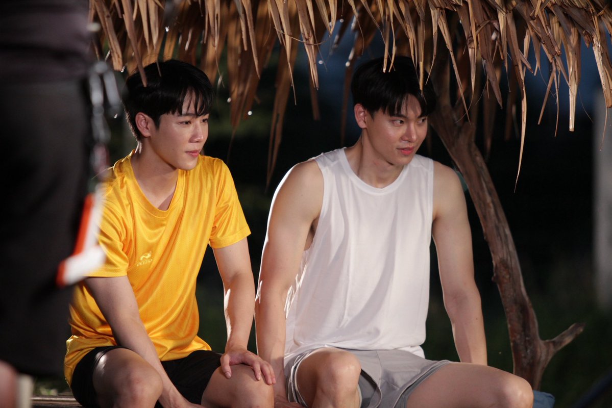 AllNews_th's tweet photo. เรื่องย่อ “ที่รักสารวัตรเธียร์ l Police In Love”

EPISODE 04

#ที่รักสารวัตรเธียร์
#PoliceInLove
#YinWar #หยิ่นวอร์ 

     หลังจากทั้งคู่เดินทางกลับมาถึงเชียงใหม่ ความสัมพันธ์ของทั้งคู่ก้าวกระโดด เธียร์ (หยิ่น อานันท์ ว่อง) ได้รับสายจาก อาสิน (หนู สุรศักดิ์ ชัยอรรถ) ผู้กำกับสภ. ว่าเขาได้พ้นโทษจากข้อกล่าวหาทำผู้ต้องหาตาย อาสินบอกให้เธียร์ไปขอบคุณมังกร (วอร์ วนรัตน์ รัศมีรัตน์) เพราะเขาคือคนที่ช่วยให้เธียร์พ้นความผิดในครั้งนี้
     เธียร์ธาเซอร์ไพรส์มังกรด้วยการเอามอเตอร์ไซค์คันเก่าคันโปรดจากพะเยามาให้ และพามังกรไปเที่ยวสถานบันเทิง พร้อมกับภูวินทร์ (เชน โรจนินทร์ กุลภัทร์ธนาพนธ์) และลูกพลับ (บอส ธปณัฐ อธิคมโภคิน) ที่มาเยี่ยม และ คณิน (กฤต รณกฤต ตันติวิไล) ณดล (ตั๋ง ชินดิศ เวียงวิเศษ) ก็มาร่วมวงด้วย
     ณ สถานบันเทิง นอร์ท (อูโน่ อัครธีร์ พิชาภิรมย์ภิญโญ) เด็กโฮสต์หนุ่มหล่อเข้ามาจีบมังกร เธียร์ไม่สบายใจ โชว์ความเป็นเจ้าของต่อหน้านอร์ท
     มังกรเมาไม่ได้สติ จากการดื่มเบียร์ของนอร์ท เธียร์สัมผัสได้ว่ามังกรไม่ได้เมาธรรมดา อาการของเขาเหมือนยากระทิงดำ ยาเสพติดตัวใหม่ที่เพิ่งแพร่ระบาดในเชียงใหม่
     มังกรไม่รู้สึกตัว ความต้องการของเขาเริ่มรุนแรงขึ้นเพราะฤทธิ์ยา มังกรรุกหนัก จนเธียร์ต้านไม่ไหว เขาอุ้มมังกรไปแช่น้ำเพื่อให้อาการดีขึ้น มังกรหมดแรงหลับไปในอ้อมกอดของเธียร์ในอ่างน้ำนั้น
   ติดตามชม “ที่รักสารวัตรเธียร์ | Police In Love” ทุกวันเสาร์ เวลา 20.00 น. ดูได้ที่ WeTV ที่เดียวเท่านั้น

https://t.co/rWqkCmDdd7