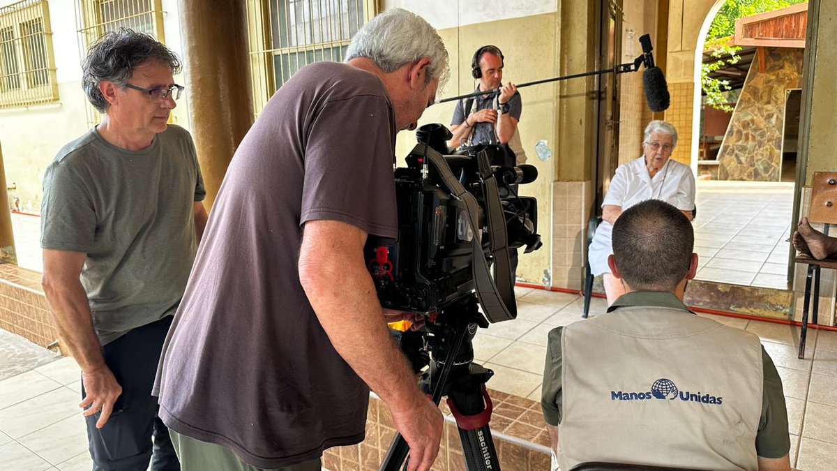 PueblodeDiostve's tweet photo. 🎥Os dejamos el detrás de las cámaras del próximo #domingo :
🙏🏿'CHOKWE, CARIDAD TRAS LA TORMENTA'
📅Domingo 04/10/26
⏰11:30h (peninsular) https://t.co/N5zGvwWgV1