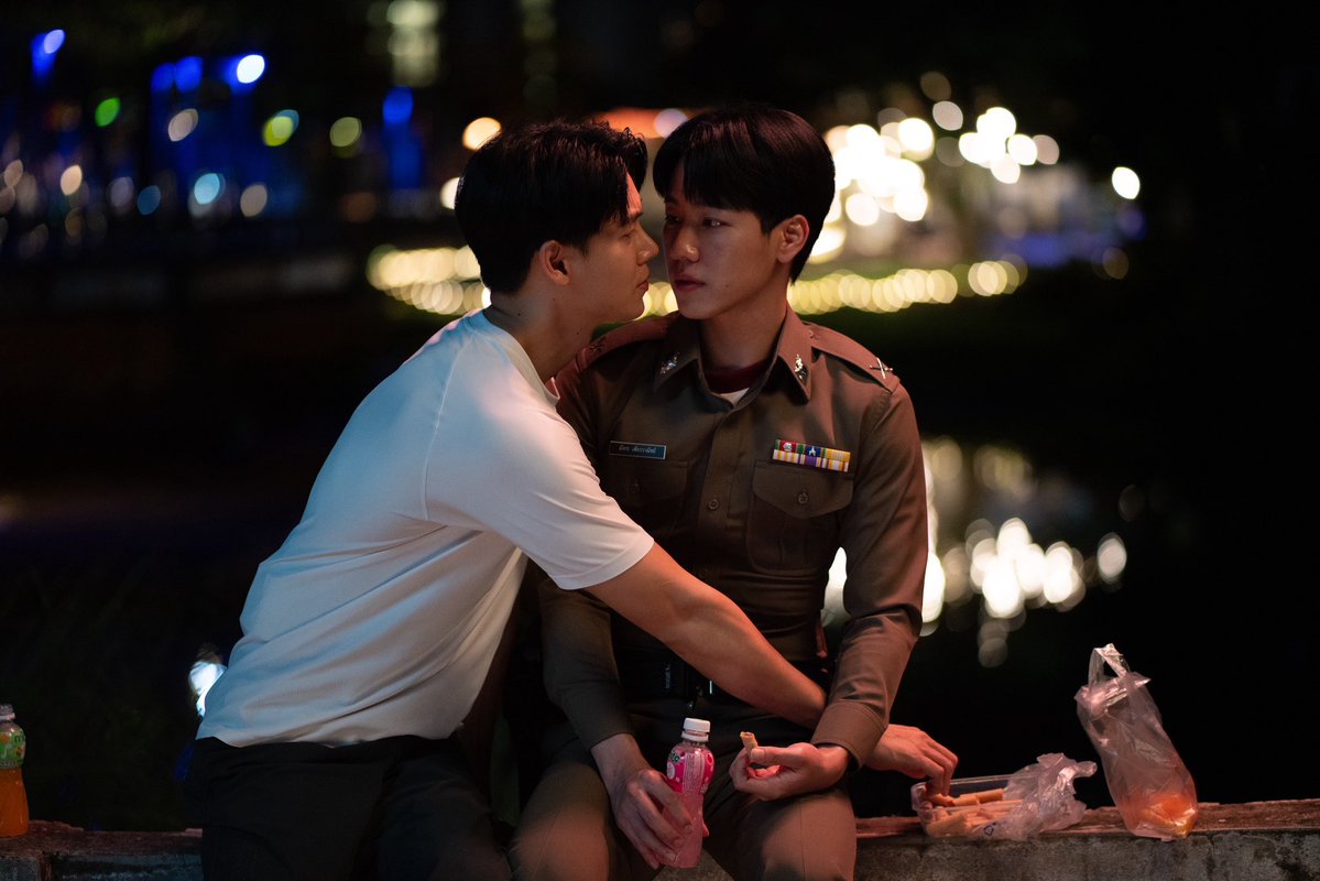 AllNews_th's tweet photo. เรื่องย่อ “ที่รักสารวัตรเธียร์ l Police In Love”

EPISODE 04

#ที่รักสารวัตรเธียร์
#PoliceInLove
#YinWar #หยิ่นวอร์ 

     หลังจากทั้งคู่เดินทางกลับมาถึงเชียงใหม่ ความสัมพันธ์ของทั้งคู่ก้าวกระโดด เธียร์ (หยิ่น อานันท์ ว่อง) ได้รับสายจาก อาสิน (หนู สุรศักดิ์ ชัยอรรถ) ผู้กำกับสภ. ว่าเขาได้พ้นโทษจากข้อกล่าวหาทำผู้ต้องหาตาย อาสินบอกให้เธียร์ไปขอบคุณมังกร (วอร์ วนรัตน์ รัศมีรัตน์) เพราะเขาคือคนที่ช่วยให้เธียร์พ้นความผิดในครั้งนี้
     เธียร์ธาเซอร์ไพรส์มังกรด้วยการเอามอเตอร์ไซค์คันเก่าคันโปรดจากพะเยามาให้ และพามังกรไปเที่ยวสถานบันเทิง พร้อมกับภูวินทร์ (เชน โรจนินทร์ กุลภัทร์ธนาพนธ์) และลูกพลับ (บอส ธปณัฐ อธิคมโภคิน) ที่มาเยี่ยม และ คณิน (กฤต รณกฤต ตันติวิไล) ณดล (ตั๋ง ชินดิศ เวียงวิเศษ) ก็มาร่วมวงด้วย
     ณ สถานบันเทิง นอร์ท (อูโน่ อัครธีร์ พิชาภิรมย์ภิญโญ) เด็กโฮสต์หนุ่มหล่อเข้ามาจีบมังกร เธียร์ไม่สบายใจ โชว์ความเป็นเจ้าของต่อหน้านอร์ท
     มังกรเมาไม่ได้สติ จากการดื่มเบียร์ของนอร์ท เธียร์สัมผัสได้ว่ามังกรไม่ได้เมาธรรมดา อาการของเขาเหมือนยากระทิงดำ ยาเสพติดตัวใหม่ที่เพิ่งแพร่ระบาดในเชียงใหม่
     มังกรไม่รู้สึกตัว ความต้องการของเขาเริ่มรุนแรงขึ้นเพราะฤทธิ์ยา มังกรรุกหนัก จนเธียร์ต้านไม่ไหว เขาอุ้มมังกรไปแช่น้ำเพื่อให้อาการดีขึ้น มังกรหมดแรงหลับไปในอ้อมกอดของเธียร์ในอ่างน้ำนั้น
   ติดตามชม “ที่รักสารวัตรเธียร์ | Police In Love” ทุกวันเสาร์ เวลา 20.00 น. ดูได้ที่ WeTV ที่เดียวเท่านั้น

https://t.co/rWqkCmDdd7