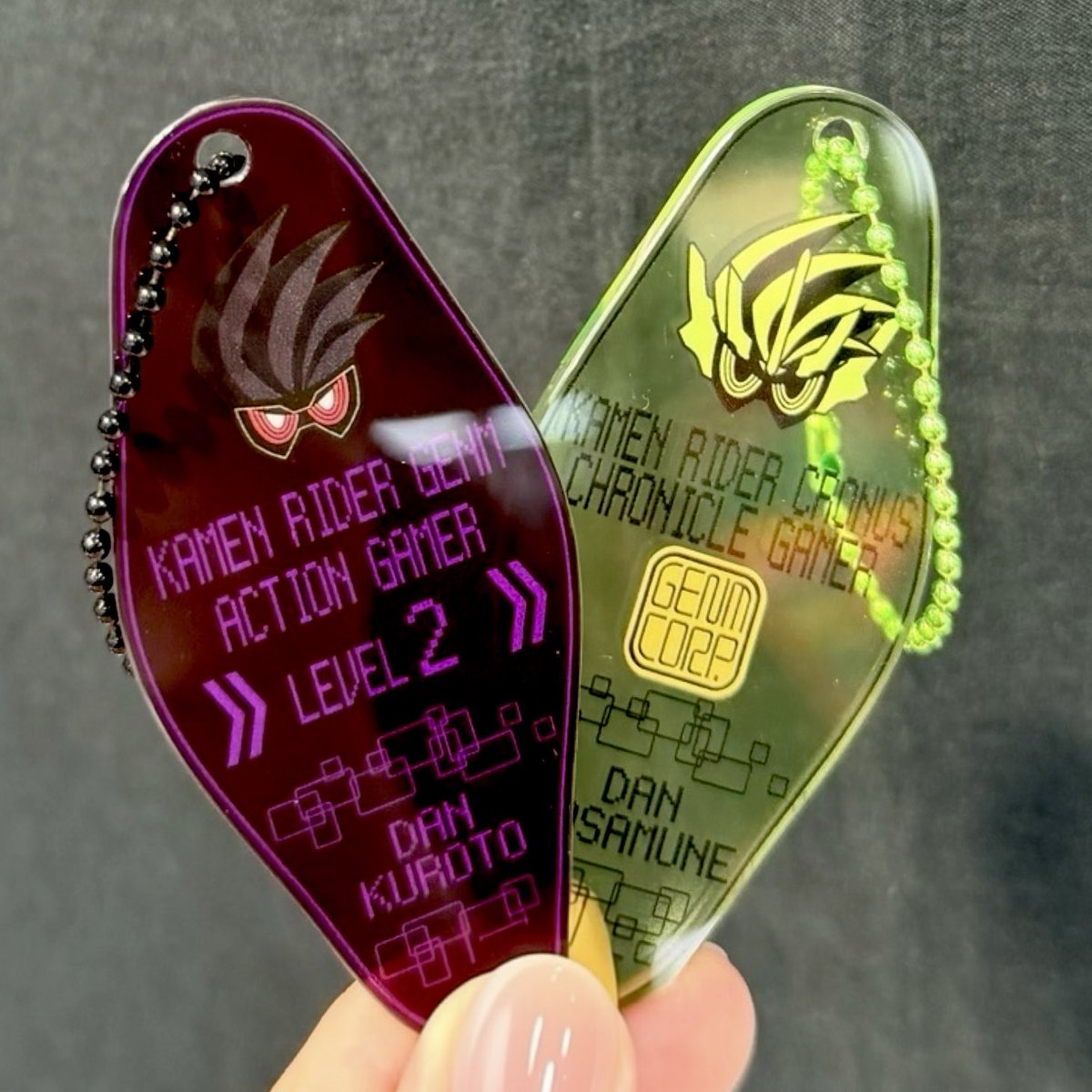 KamenRiderStore's tweet photo. 【#仮面ライダーストア東京店 新商品情報】

明日10/2(金)は #仮面ライダーエグゼイド 第1話放送から10周年‼️🎮
仮面ライダーストアではエグゼイド10周年記念アイテムが登場します🍰🔫
ツインアクリルスタンドなどキャストデザインのアイテムが多数ラインナップ🏍️🧟
更に可愛いミニキャラデザインのアイテムも豊富にご用意しております！🎵🧩
是非放送10周年をストアでお祝いしましょう🎉✨

※新商品は購入制限を設けております、予めご了承ください。
※10/2(金)はオープン前の待機場所を変更いたします。また状況に応じて整理券を配布する場合もございます。詳細は引用元ポストをご確認ください。