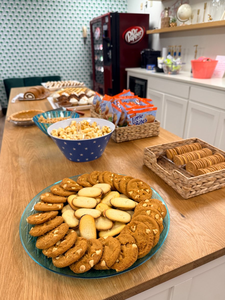 LDHirsh's tweet photo. October 1st - Happy National Pumpkin Spice Day! Pumpkin Spice cookies, cupcakes, popcorn, muffins, pie, etc! @KatieSanford47 and I love spoiling our teachers!! #RISDdreamon #toinfinityandbeyond https://t.co/BHGxQJDtPj