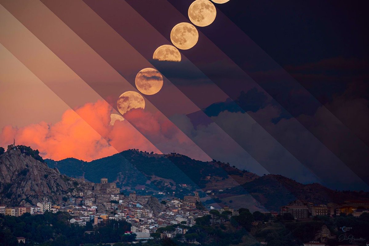 chayito09's tweet photo. Esta hermosa imagen compuesta fue tomada el fin de semana pasado en Sicilia, Italia, y nos muestra la salida de la Luna mientras el cielo se oscurece. 

Las nubes bajas reflejan los colores del resplandor anticrepuscular, mientras que a mayor altura, al fondo, se aprecian las cenizas y los gases del monte Etna. La franja rosada en la parte baja del cielo recibe el nombre de Cinturón de Venus. En algunas culturas del hemisferio norte, a la luna llena de septiembre se la conoce como la «Luna de la Cosecha». 

©️Dario Giannobile.
https://t.co/PvJTD14iI0