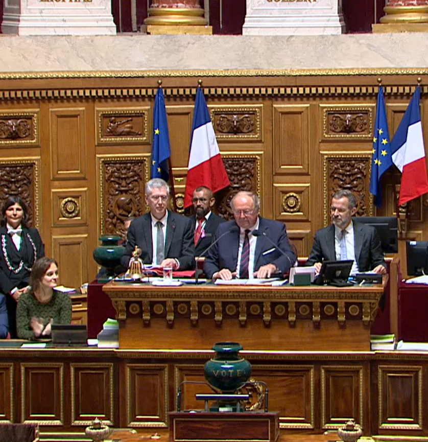 DevilliersLn's tweet photo. "Convaincre et servir..." du président doyen d'âge du Sénat pour l'ouverture de la session. (avec un mot gentil pour les collaborateurs parlementaires, ce qui ne gâte rien !) https://t.co/LddzJDiBSf