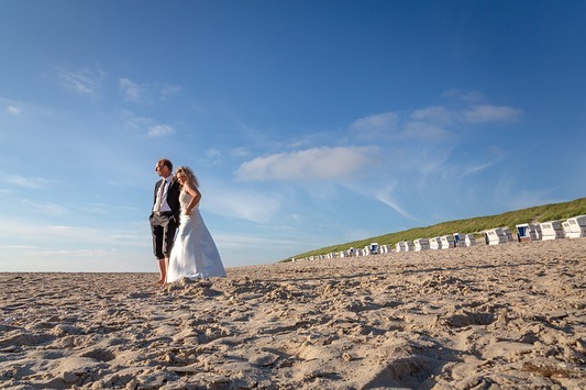 cheyosbri's tweet photo. Lieber spät als nie! 🎩💍
*
*
*
#hochzeitsfotografie #braut #hochzeitamstrand #bräutigam #hochzeitammeer #portrait #portraitfotografin #lifestylephotography #heiraten #hochzeitsfotograf #sylt #syltliebe #inselliebe #inselliebesylt #friesisch https://t.co/YJTFXXRA9K