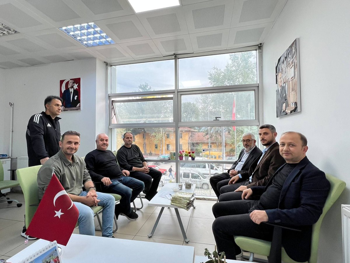 ErbaaDG's tweet photo. Erbaa Müftülüğü Gençlik Koordinatörlüğü temsilcileri ve Manevi Danışmanlar, yeni dönem çalışmaları ile Mevlid-i Nebi etkinlikleri kapsamında GSB Gençlik Merkezi’ni ziyaret etti. https://t.co/7pYHkPRnYI