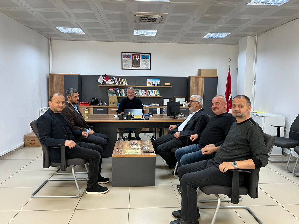 ErbaaDG's tweet photo. Erbaa Müftülüğü Gençlik Koordinatörlüğü temsilcileri ve Manevi Danışmanlar, yeni dönem çalışmaları ile Mevlid-i Nebi etkinlikleri kapsamında GSB Gençlik Merkezi’ni ziyaret etti. https://t.co/7pYHkPRnYI