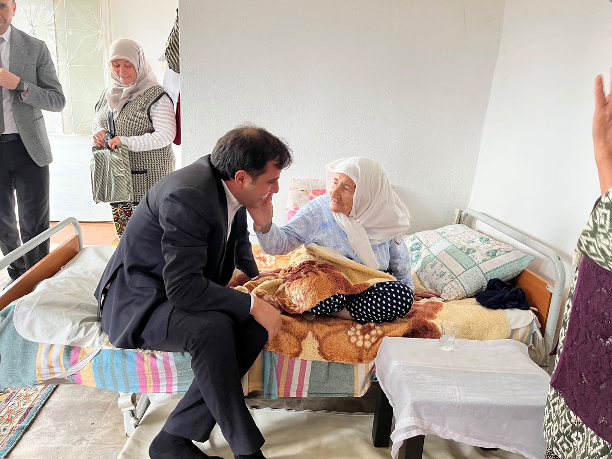 kulakaym's tweet photo. Ziyaretler sırasında büyüklerimizle yakından ilgilenerek sohbet eden Kaymakamımız Sayın Talha Altuntaş, onların talep ve ihtiyaçlarını dinledi; sağlıklı, huzurlu ve uzun ömürler temennisinde bulundu. https://t.co/kWTLfeoLiJ