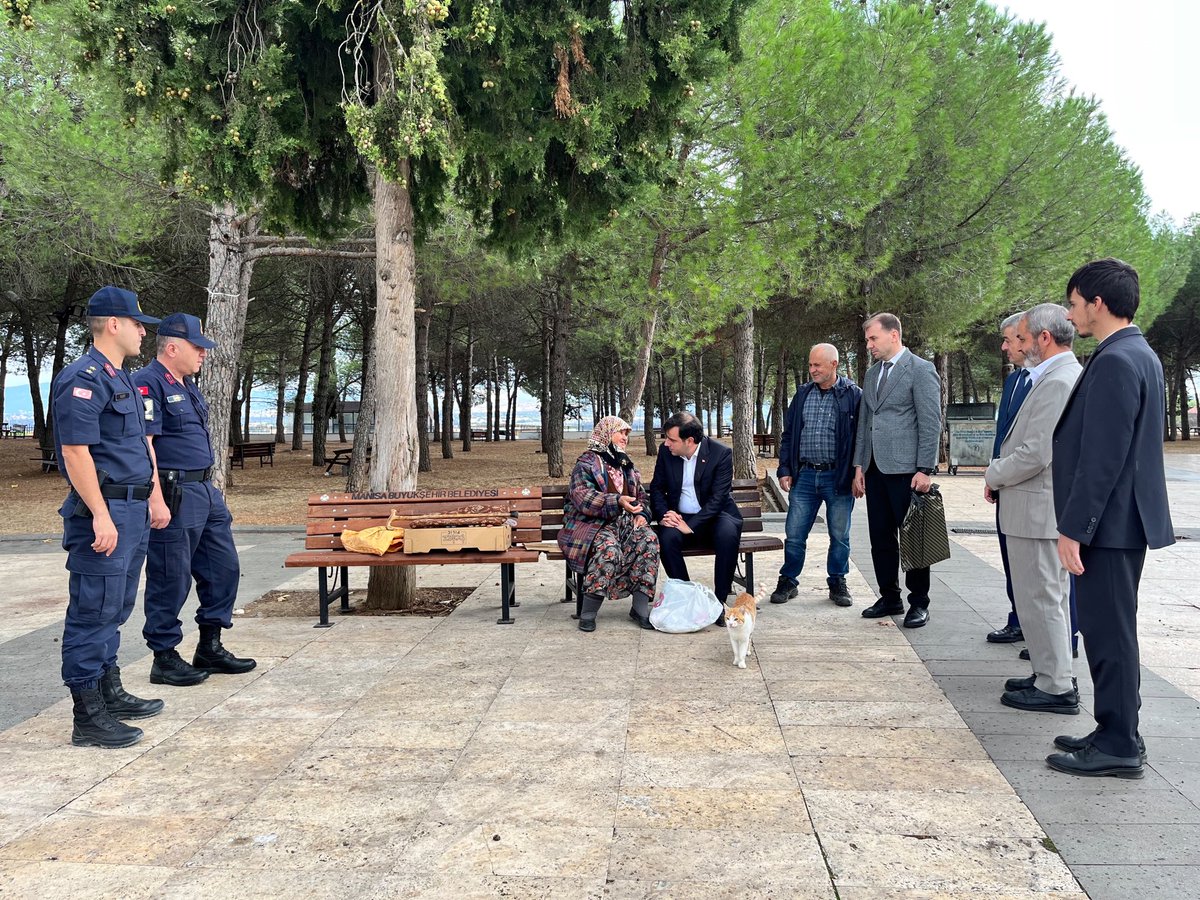kulakaym's tweet photo. Ziyaretler sırasında büyüklerimizle yakından ilgilenerek sohbet eden Kaymakamımız Sayın Talha Altuntaş, onların talep ve ihtiyaçlarını dinledi; sağlıklı, huzurlu ve uzun ömürler temennisinde bulundu. https://t.co/kWTLfeoLiJ