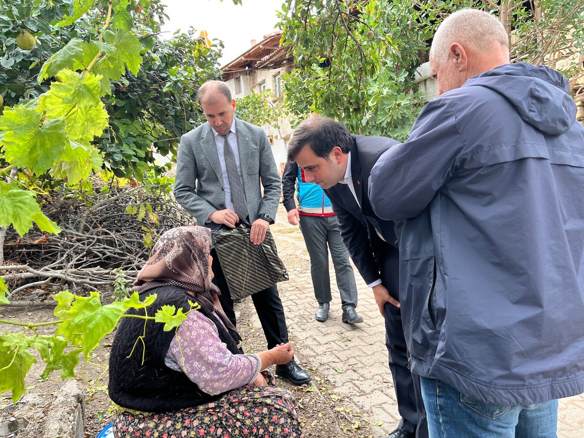 kulakaym's tweet photo. Ziyaretler sırasında büyüklerimizle yakından ilgilenerek sohbet eden Kaymakamımız Sayın Talha Altuntaş, onların talep ve ihtiyaçlarını dinledi; sağlıklı, huzurlu ve uzun ömürler temennisinde bulundu. https://t.co/kWTLfeoLiJ